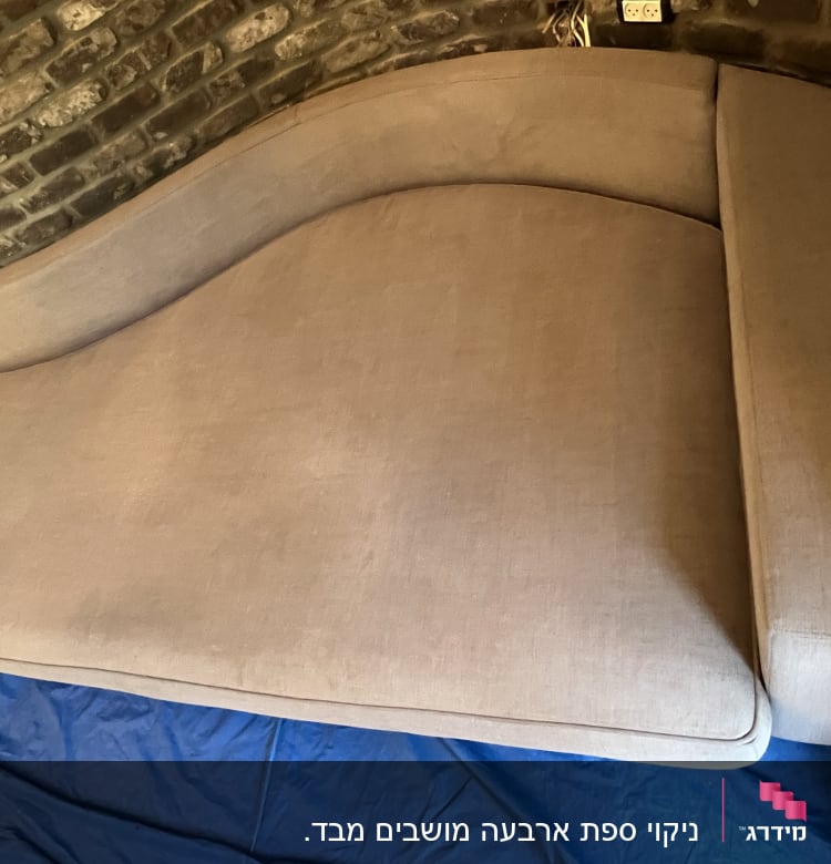 ספה אפורה על יריעת מגן כחולה